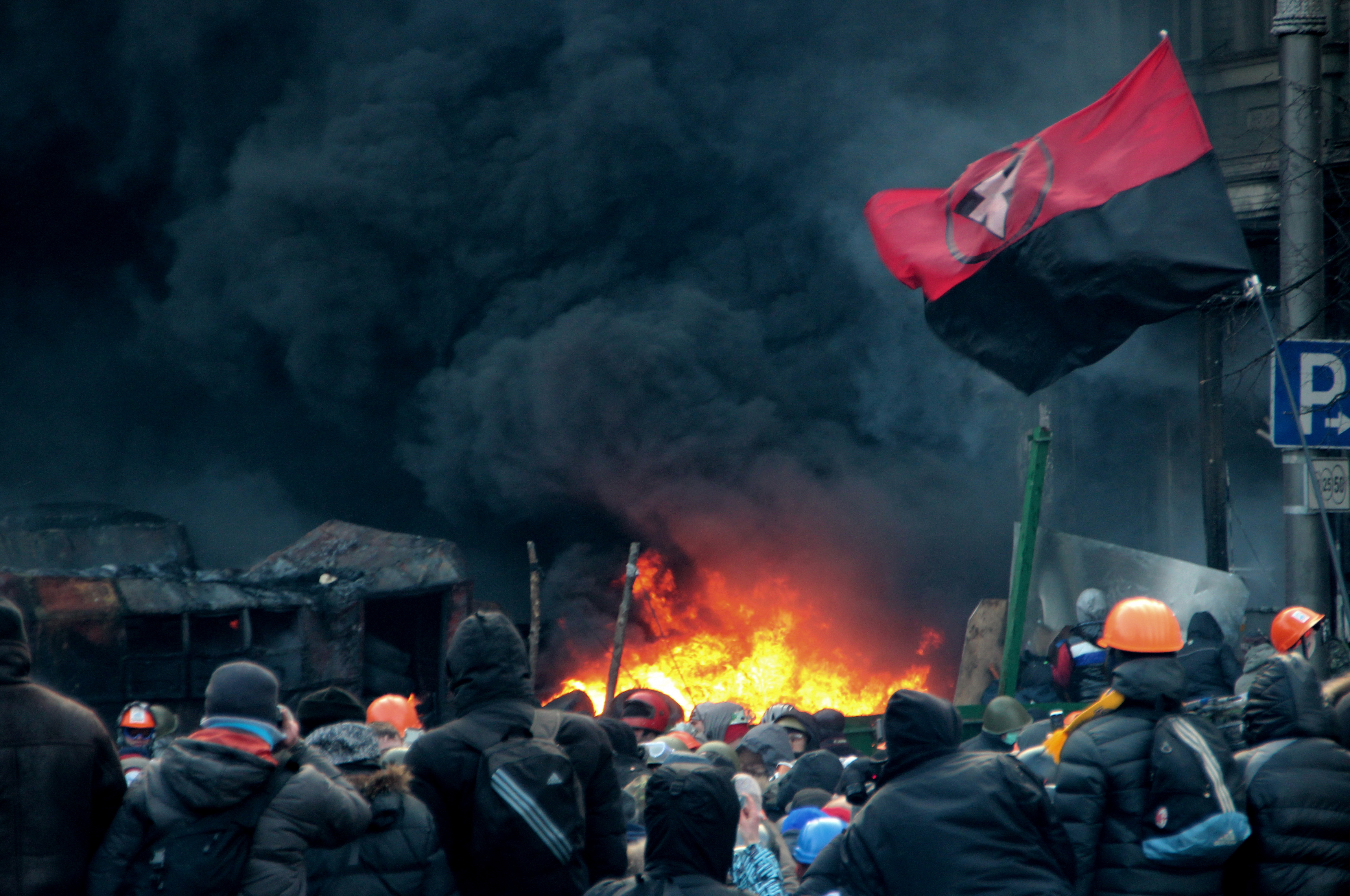Украина, Киев. Улица Грушевского. Противостояние оппозиционеров со спецназом. Дым от горящих покрышек.