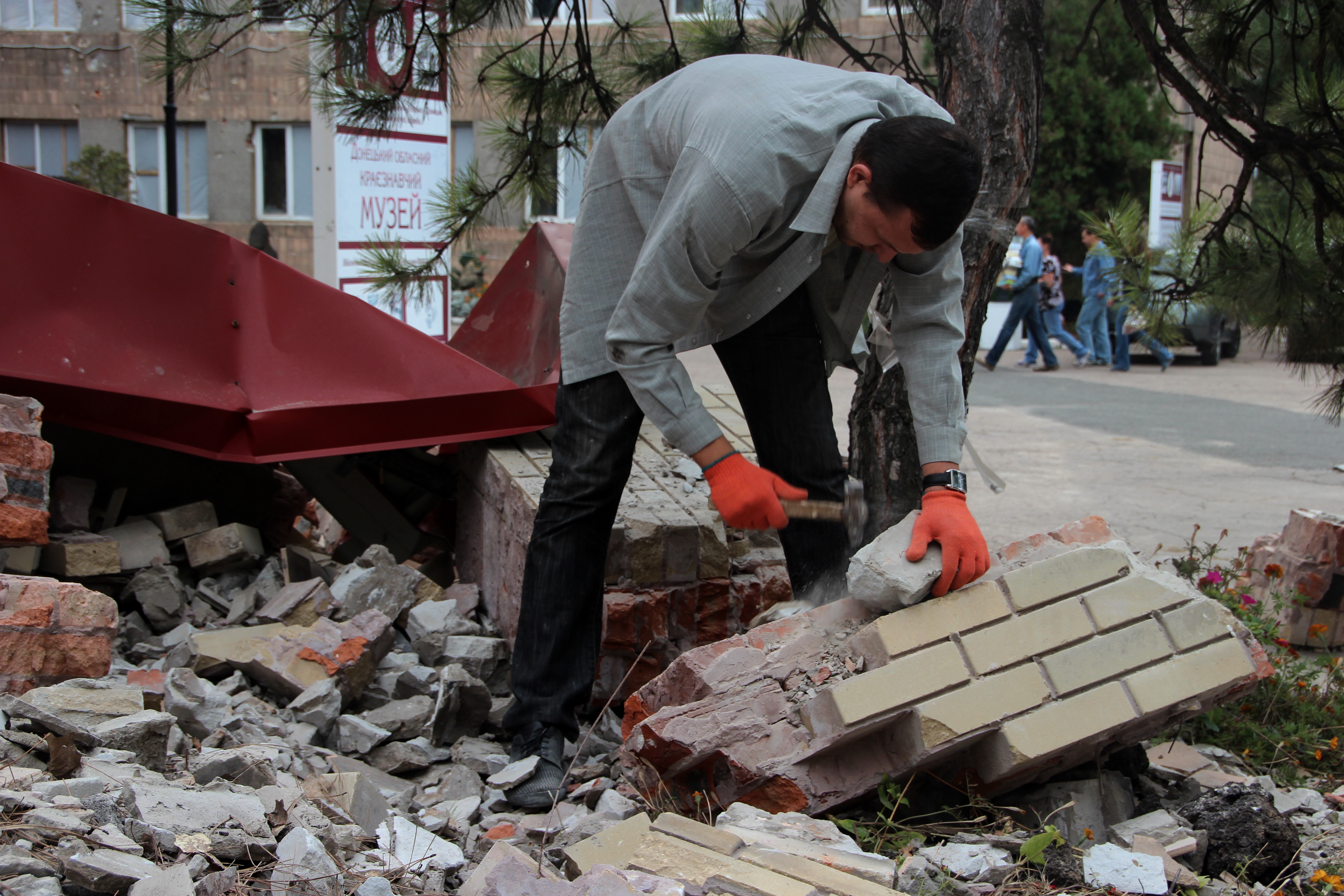 Волонтеры восстанавливают Донецкий областной краеведческий музей, пострадавший при артобстреле. Сентябрь 2014 г.