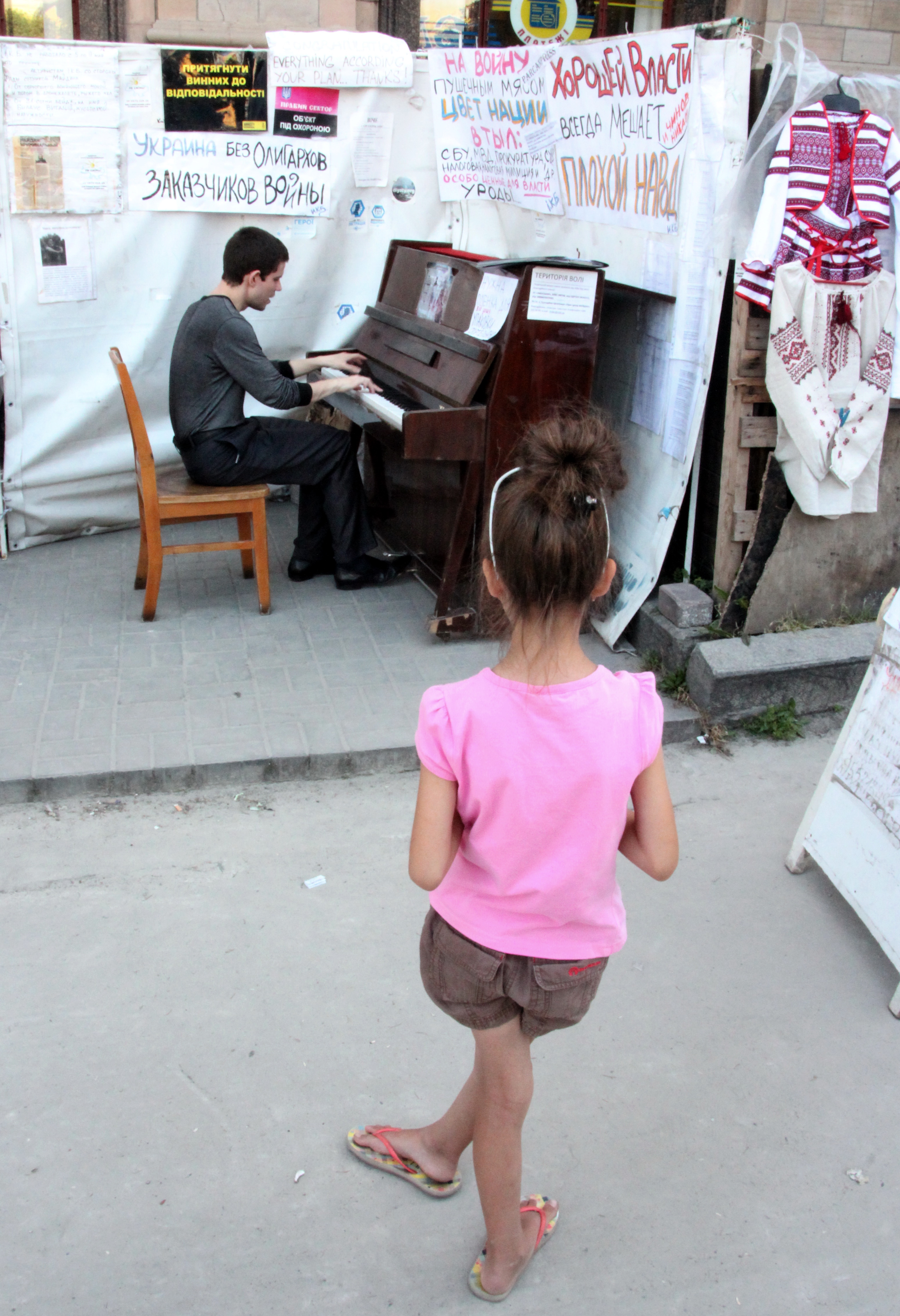 Киев. Пианист на Майдане Незалежности. Июль 2014